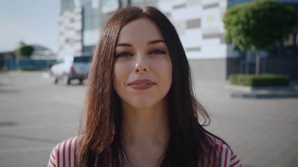 Portrait of a happy carefree woman smiling in front of city background, Close-up face of young woman smiling with teeth outdoors. — Stock Video