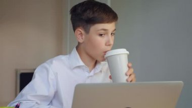 Öğrenci evde online eğitim için dizüstü bilgisayar kullanıyor. Çocuk online okul ödevi yapmaktan hoşlanıyor. Genç iş adamı laptopta çalışıyor ve kahve içiyor.