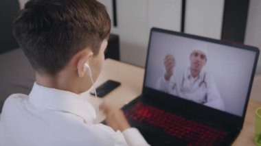 Bir pediyatri doktoruyla online çocuk istişare görüntüsü.