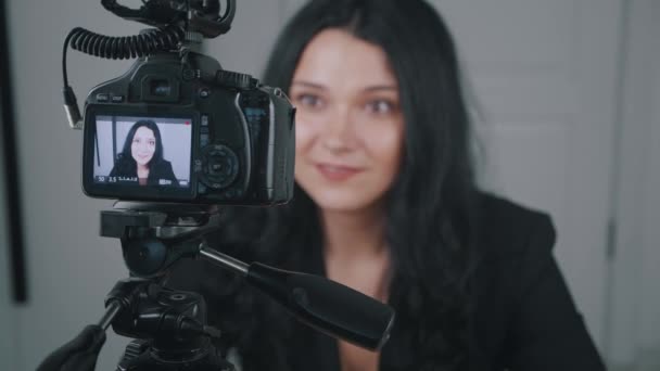 Mujer de negocios blogger grabación de vídeo para internet vlog utilizando la cámara profesional. Vlogger vídeo femenino hablando con la cámara en casa — Vídeos de Stock