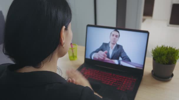 Mladá žena sleduje online webinář pomocí notebooku webové konference volání doma.