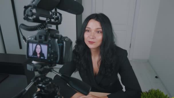 Ung kvinna bloggare spela in video för internet vlog med professionell kamera. Kvinnlig video vlogger pratar med kameran hemma — Stockvideo