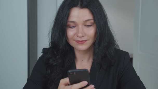 Vacker affärskvinna i formell kostym Sitter vid sitt skrivbord i Home Office Använda Smartphone, Bläddra genom Internet, Sociala medier. — Stockvideo