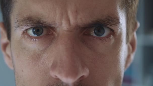 Närbild Ögon av Arg Vuxen Man Uttrycka Ilska Emotion — Stockvideo