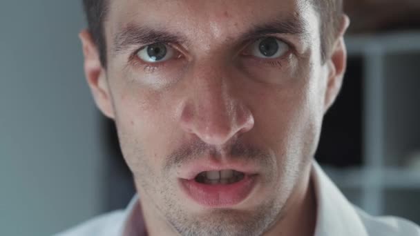 Vzteklý dospělý muž křičící a vyjadřující hněv emoce. Šílený obchodník se dívá do kamery s divokým pohledem a ukazuje agresivitu. — Stock video