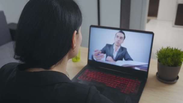 Jovem mulher assistindo webinar online usando laptop web conferência chamada em casa . — Vídeo de Stock