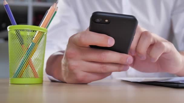 Arg Affärsman med en smartphone i händerna träffar bordet med näven. Stress på arbetsplatsen — Stockvideo