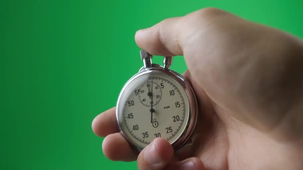 Mannelijke hand met analoge stopwatch op groen scherm chroma sleutel. Tijd start met oude chronometer man drukt op start knop in de sport concept. Tijdbeheerconcept. — Stockvideo