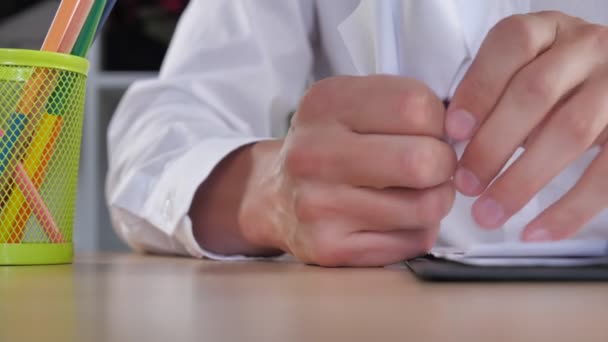 Primo piano uomo d'affari ottiene lo stress sul lavoro esaurimento nervoso. Un uomo mostra aggressività al lavoro e colpisce la scrivania con il pugno — Video Stock