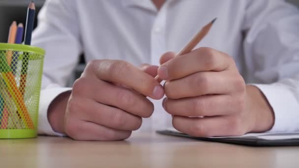 Крупним планом руки ділової людини розбивають олівець. Емоційний стрес на роботі в офісі . — стокове відео