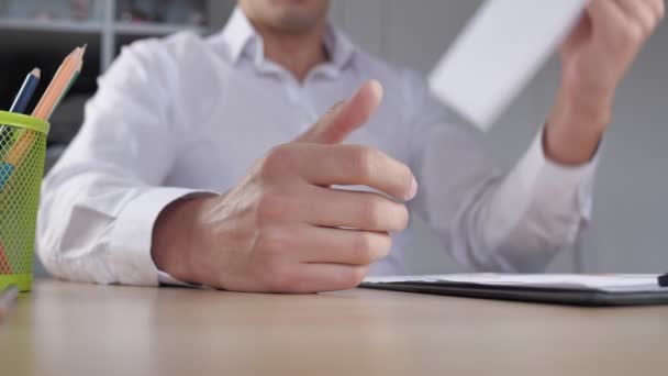 Primo piano uomo d'affari ottiene lo stress sul lavoro esaurimento nervoso. Un uomo mostra aggressività al lavoro e colpisce la scrivania con il pugno — Video Stock