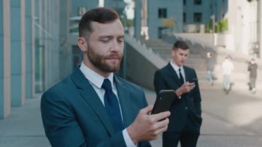 Akıllı Telefon Kullanan ve Başarı Tepkisi Veren İşadamı. Yakışıklı profesyonel başarılı iş adamı kişisel hedeflerine ulaşıyor.