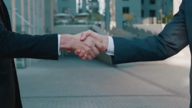 İş dünyasından takım elbiseli üst düzey yöneticilerin ellerini kapatıyoruz. İş merkezinde el sıkışıyoruz. Anlaşmayı kabul ediyoruz. Tanınmayan Kişiler.