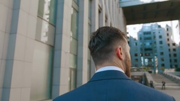 Précédent View of Confident Businessman in Suit Walking Downtown on Streets of Business District. Un homme d'affaires confiant va travailler dans un immeuble de bureaux moderne. — Video