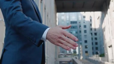 İş dünyasından takım elbiseli üst düzey yöneticilerin ellerini kapatıyoruz. İş merkezinde el sıkışıyoruz. Anlaşmayı kabul ediyoruz. Tanınmayan Kişiler.