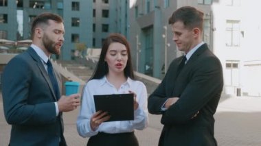 Şehir merkezinde genç iş adamlarıyla toplantım var. Yeni bir işin koşullarının tartışılması. İş ortakları, modern ofis binasının yanında duran başlangıç fikirlerini tartışıyor.