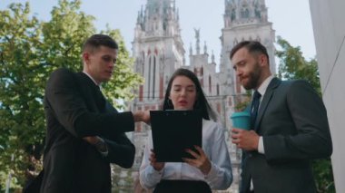 Şehir merkezinde genç iş adamlarıyla toplantım var. Yeni bir işin koşullarının tartışılması. İş ortakları, modern ofis binasının yanında duran başlangıç fikirlerini tartışıyor.