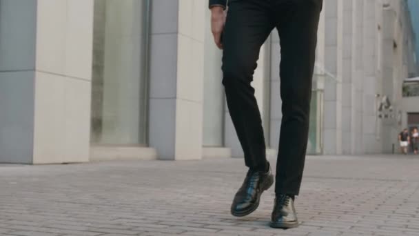 Vorderansicht Füße von Geschäftsleuten, die zur Arbeit pendeln. Selbstbewusster Typ in Lederschuhen und Anzug spaziert durch die Straße des Geschäftsviertels — Stockvideo