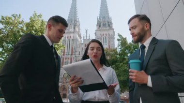 Şehir merkezinde genç iş adamlarıyla toplantım var. Yeni bir işin koşullarının tartışılması. İş ortakları, modern ofis binasının yanında duran başlangıç fikirlerini tartışıyor.