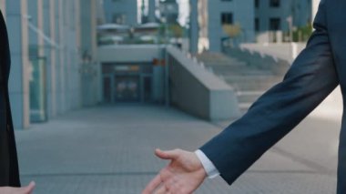 İş dünyasından takım elbiseli üst düzey yöneticilerin ellerini kapatıyoruz. İş merkezinde el sıkışıyoruz. Anlaşmayı kabul ediyoruz. Tanınmayan Kişiler.