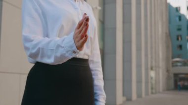 İş kadını, şehir merkezinin arka planında bir iş adamıyla el sıkışıyor. İş Adamları El Sıkışıyor Anlaşma Kabul Ediyor Ya da Merhaba Der.