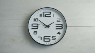 Duvarda asılı duran beyaz ofis saati. Zaman Uygulaması
