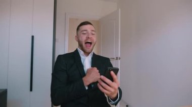 Akıllı telefon kullanan mutlu iş adamı cep telefonu kullanmaktan çok mutlu olur. Başarılı olmak için iddiaya girer. Akıllı telefona bakar, heyecanlı adam online oyun uygulamasını kazanır.