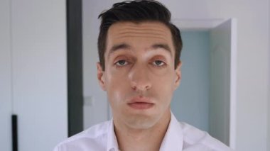 Çekici bir adamın portresi eliyle facepaling pozu veriyor. Dehşet, bıkkınlık ve utanç ifadesi sergiliyor. İş adamı hayal kırıklığına uğradı ve yüzünü eliyle kapattı..