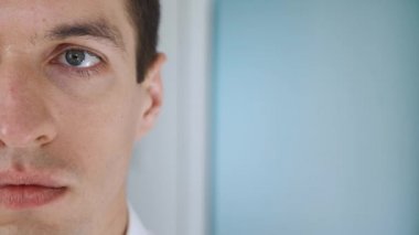 Ofis arka planında profesyonel genç iş adamının yarım portresi var.