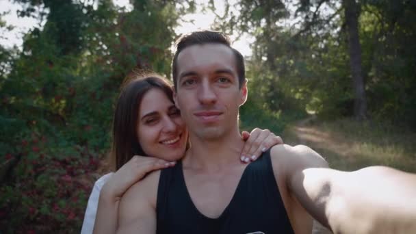 Joven pareja de senderismo en un bosque prístino tomar selfie fresco en la puesta del sol — Vídeo de stock