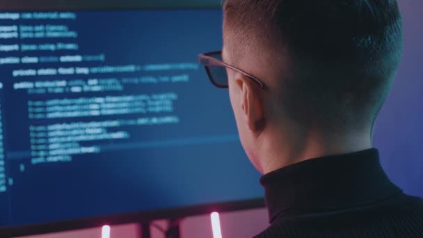 Programista IT pisze kod. Deweloper w pracy przy komputerze. Haker hakuje późno w nocy w neonach. — Wideo stockowe