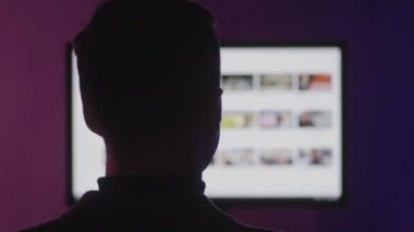 Arka Görünümlü Adam, Bilgisayar Monitöründe İnternet Sitelerine göz atıyor. Web Sayfaları Sörf, İnternet 'te bilgi arama kavramı.