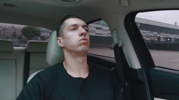 Retrato de um homem deprimido sentado num carro no banco do condutor. Entediado motorista masculino sobrecarregado — Vídeo de Stock