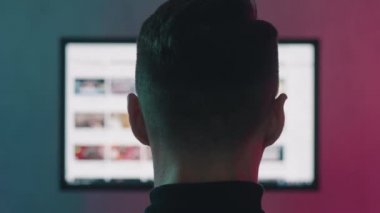 Arka Görünümlü Adam, Bilgisayar Monitöründe İnternet Sitelerine göz atıyor. Web Sayfaları Sörf, İnternet 'te bilgi arama kavramı.