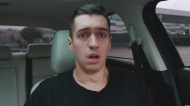 Üzgün, çaresiz adam arabada otururken ağlıyor. Şok olmuş adam kötü haberi duyunca ağlıyor.