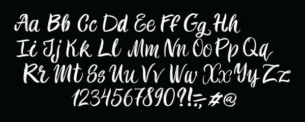 Handritat typsnitt på svart bakgrund. Målade vektor tecken: gemener och versaler. Typografi alfabetet för din design: logotyp, typsnitt, kort, affisch — Stock vektor