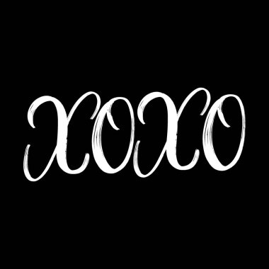 XOXO fırça darbesi siyah arka plana boya çizmiş. Tebrik kartları, kaplamalar, posterler için harf şablonları tasarla