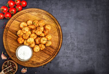 Etli dolma köfte taze otlar, üstten görünüm, siyah arka plan ile serpilir