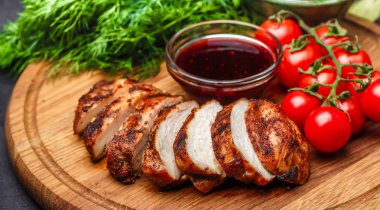 üstten görünüm Kopyala taş bir gemide baharat ile bütünleşmiş ve dilimlenmiş tavuk göğsü 