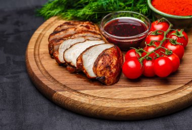 üstten görünüm Kopyala taş bir gemide baharat ile bütünleşmiş ve dilimlenmiş tavuk göğsü 