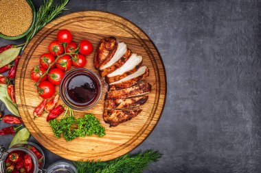 üstten görünüm Kopyala taş bir gemide baharat ile bütünleşmiş ve dilimlenmiş tavuk göğsü 