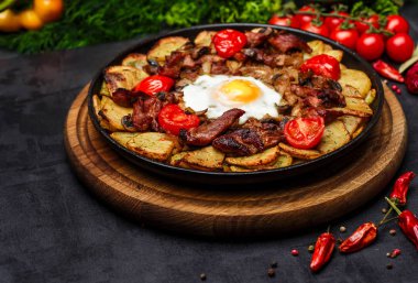 Patates dilimleri peynir ve ot ve siyah arka plan - üzerine domates sosu ile pişmiş ev yapımı organik sebze vegan vejetaryen patates dilimleri aperatif yemek yemek.