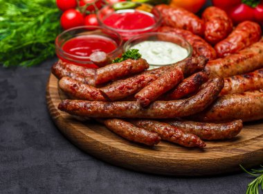 Izgara sosis. Izgarada sosis kapanışı. Ev yapımı sosisler. Bavyera sosisleri