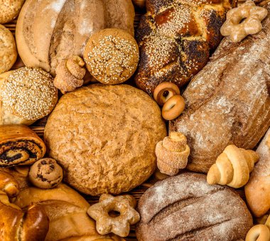 Masada taze kokulu ekmek. Yiyecek konsepti