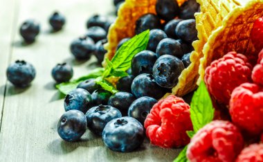 Meyveleri gözleme koni arka plan gri