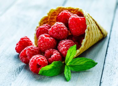 Meyveleri gözleme koni arka plan gri