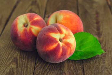 ahşap masa üzerinde taze şeftali