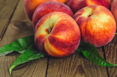 ahşap masa üzerinde taze şeftali