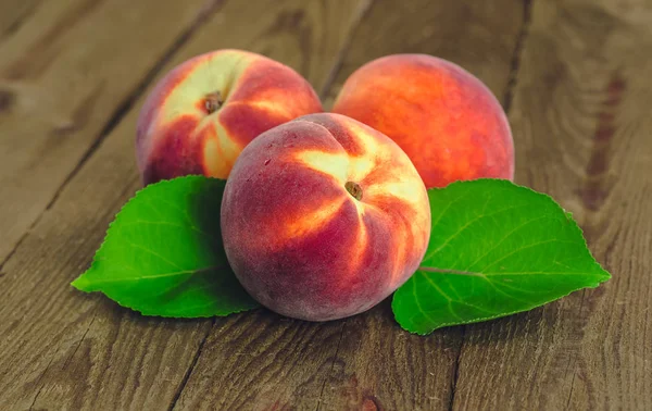 ahşap masa üzerinde taze şeftali