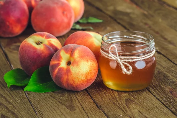 ahşap masa üzerinde taze şeftali